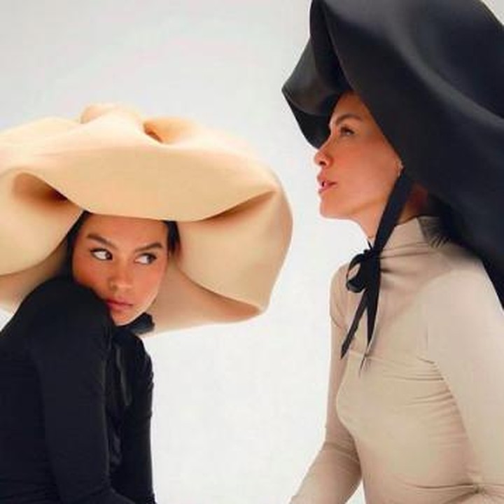 <p>Kedekatan Eva Celia dengan ibundanya juga selalu menyita perhatian penggemar, sering dibilang kakak adik, Bunda! Mereka juga <em>mother and daughter goals</em> nih karena kompak mengusung gaya hidup sehat. (Foto: Instagram @evacelia)</p>