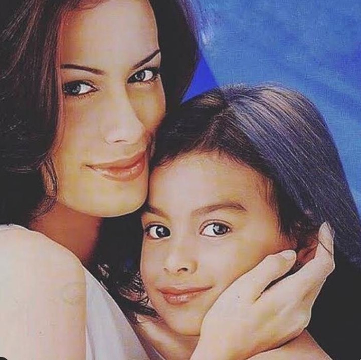 <p>Perempuan kelahiran 21 September 1992 ini justru memulai debut bukan sebagai penyanyi. Di usia 8 tahun, Eva membintangi iklan dan FTV, Bunda. (Foto: Instagram @evacelia)</p>