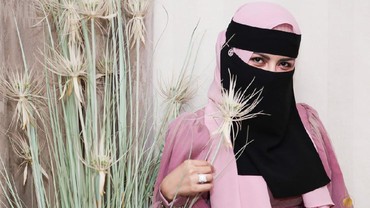 img-title Marak Artis Hobi Pelihara Boneka Bak Anak Sendiri, Five Vi: Haram!