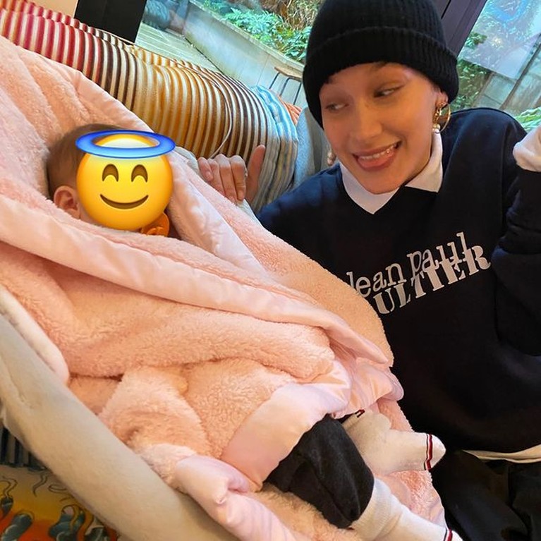 Foto-foto Bella Hadid Saat Momong Khai Anak Gigi Hadid dan Zayn Malik Bella Hadid membagikan momen saat ia momong Khai anaknya Gigi Hadid dan Zayn Malik. Yuk intip potretnya!