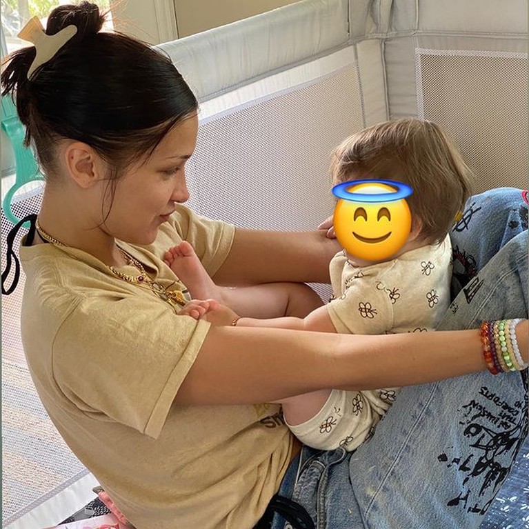 Foto-foto Bella Hadid Saat Momong Khai Anak Gigi Hadid dan Zayn Malik Bella Hadid membagikan momen saat ia momong Khai anaknya Gigi Hadid dan Zayn Malik. Yuk intip potretnya!