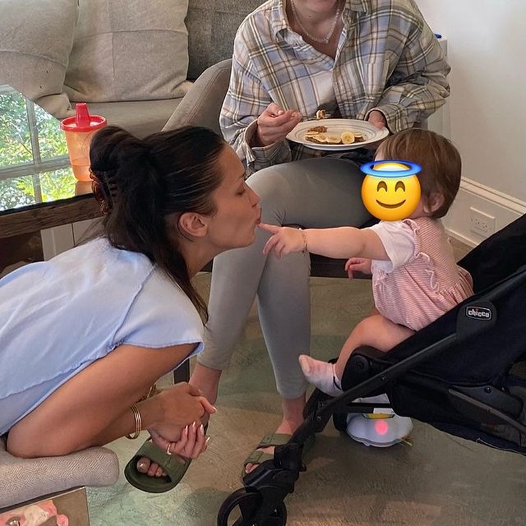 Foto-foto Bella Hadid Saat Momong Khai Anak Gigi Hadid dan Zayn Malik Bella Hadid membagikan momen saat ia momong Khai anaknya Gigi Hadid dan Zayn Malik. Yuk intip potretnya!