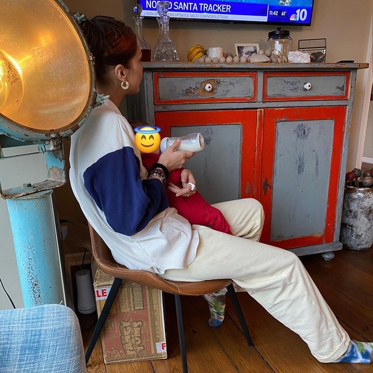 Bella Hadid membagikan momen saat ia momong Khai anaknya Gigi Hadid dan Zayn Malik&period; Yuk intip potretnya&excl;