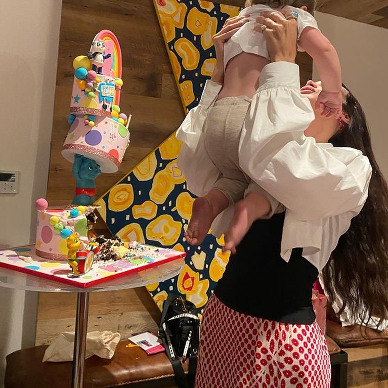 Foto-foto Bella Hadid Saat Momong Khai Anak Gigi Hadid dan Zayn Malik Bella Hadid membagikan momen saat ia momong Khai anaknya Gigi Hadid dan Zayn Malik. Yuk intip potretnya!