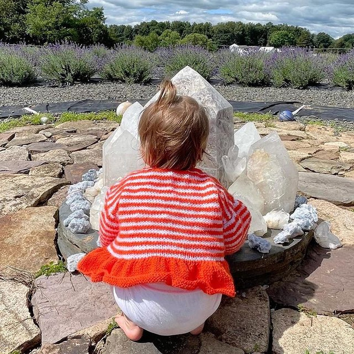 Bella Hadid membagikan momen saat ia momong Khai anaknya Gigi Hadid dan Zayn Malik&period; Yuk intip potretnya&excl;