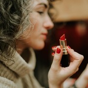 Tips Memilih Warna Lipstik yang Cocok Berdasarkan Zodiak, Aries Cetar Abis!
