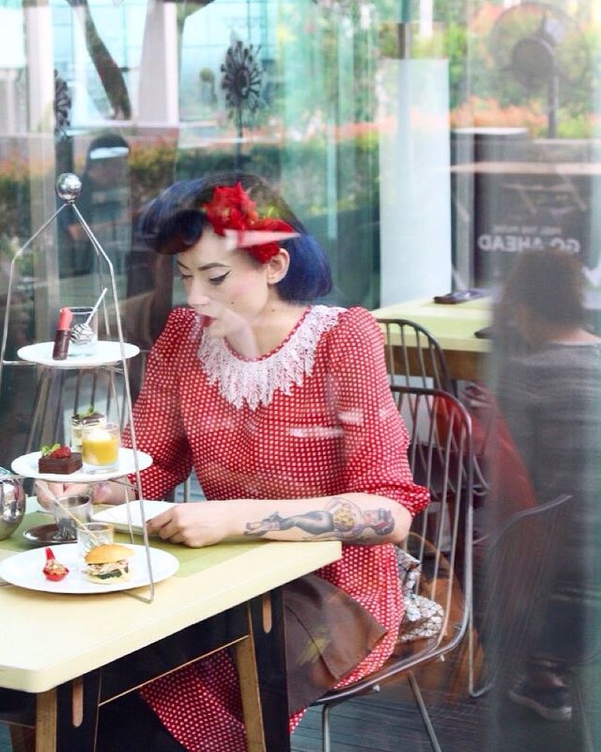 Gaya Nyentrik Claudia Adinda Istri Derby Romero yang Kini Hamil Anak Pertama