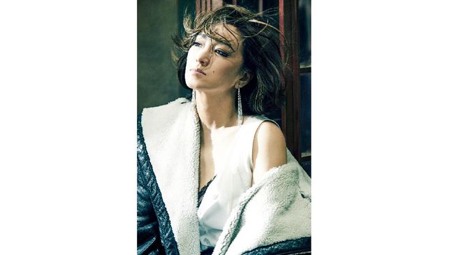 Aktris Gong Li dinobatkan menjadi global brand ambassador untuk label perhiasan dunia Cartier.
