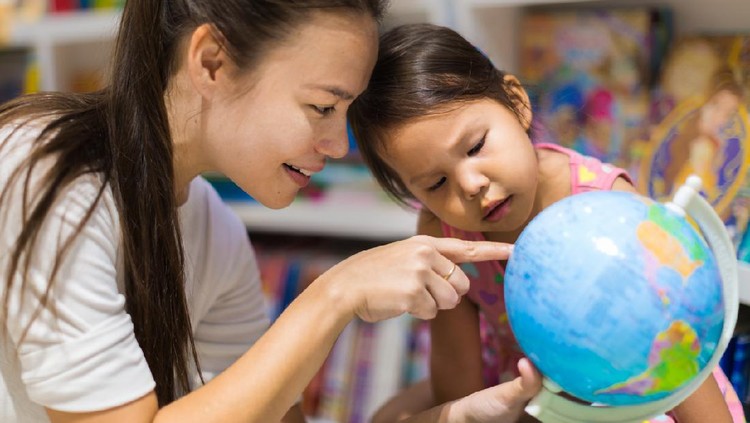 Ilustrasi ibu dan anak lihat globe atau peta Ilustrasi ibu dan anak lihat globe atau peta
