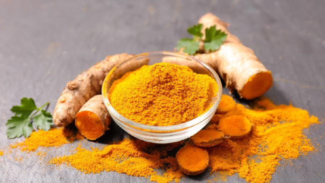 Agar mendapat manfaat maksimal dari kunyit, simak cara mengolah kunyit untuk menurunkan berat badan.