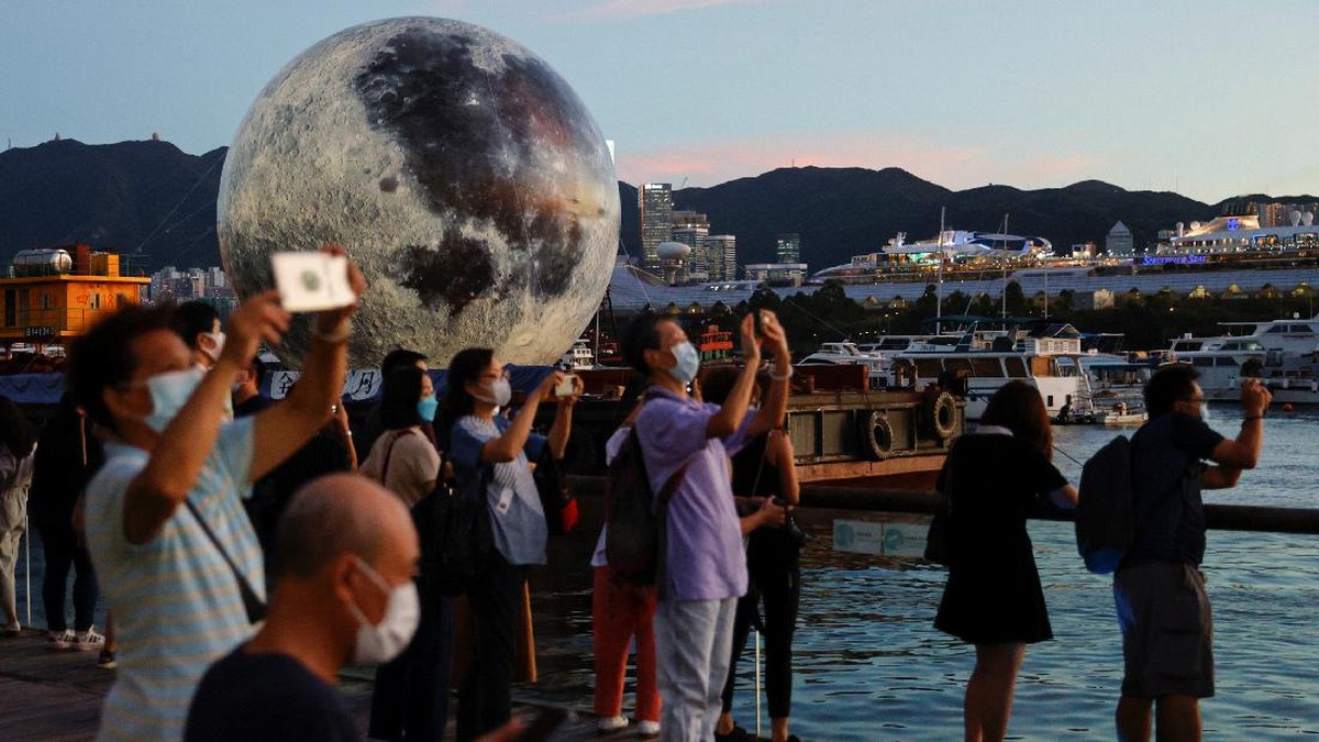 FOTO: Bulan Raksasa Festival Musim Semi di Hong Kong