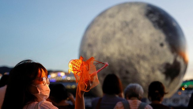 FOTO: Bulan Raksasa Festival Musim Semi di Hong Kong