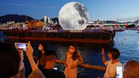 FOTO: Bulan Raksasa Festival Musim Semi di Hong Kong