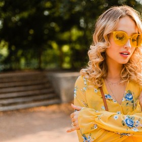 Zodiak Hari Ini: 3 Inspirasi Berpakain buat Perempuan Libra yang Cocok Buat Nge-date!