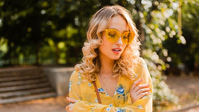 Zodiak Hari Ini: 3 Inspirasi Berpakain buat Perempuan Libra yang Cocok Buat Nge-date!