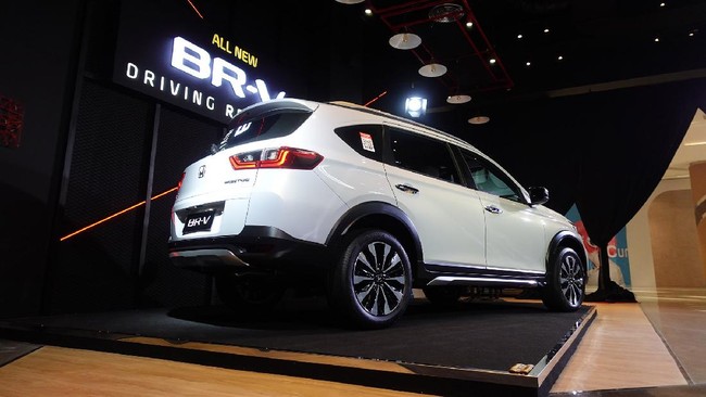 Honda BR-V baru dibekali mesin bensin 1.500 cc tenaga 121 ps (119 hp).
