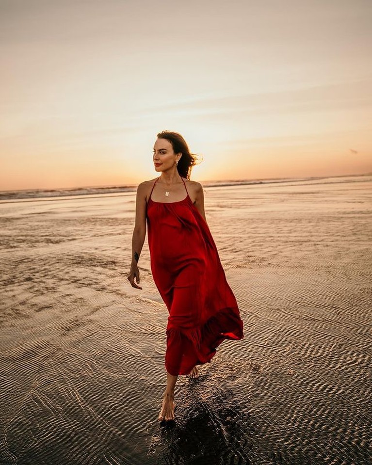 Sophia Latjuba mengunggah foto yang menampilkan punggung mulus dan tatonya. Yuk kita intip potretnya!