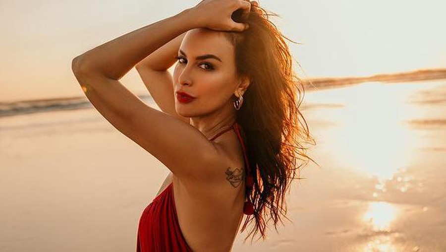 Sophia Latjuba mengunggah foto yang menampilkan punggung mulus dan tatonya. Yuk kita intip potretnya!