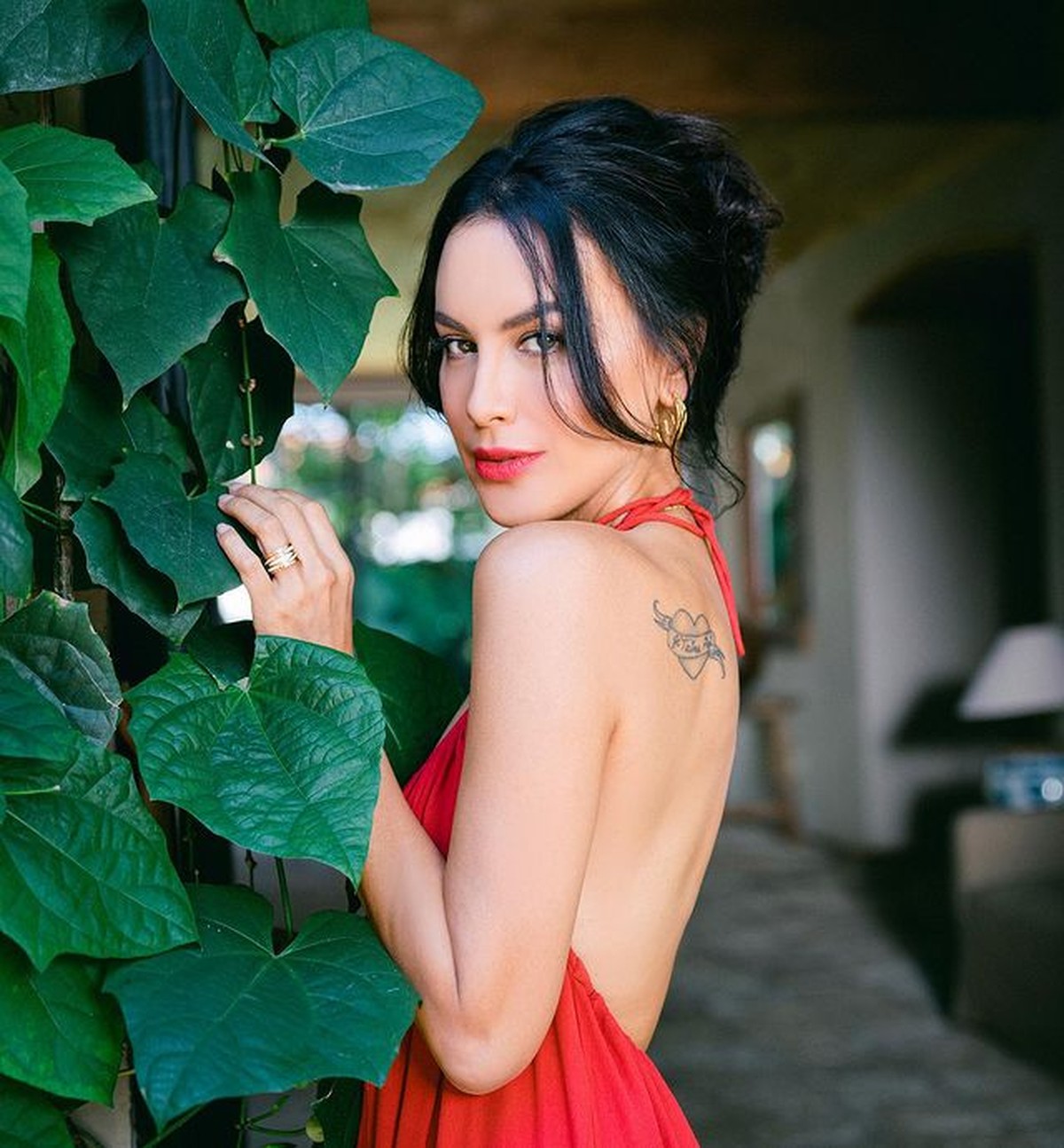 Sophia Latjuba mengunggah foto yang menampilkan punggung mulus dan tatonya&period; Yuk kita intip potretnya&excl;