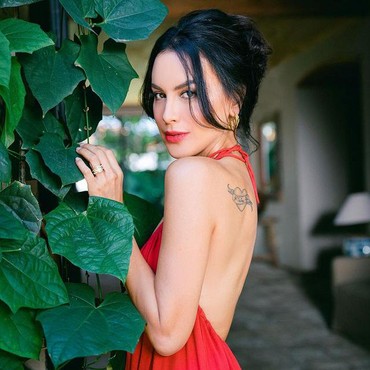 Foto Seksi nan Berani Sophia Latjuba, Pamer Tato dan Punggung Mulus