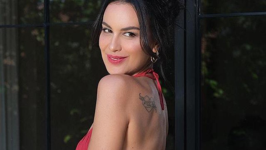 Sophia Latjuba mengunggah foto yang menampilkan punggung mulus dan tatonya. Yuk kita intip potretnya!