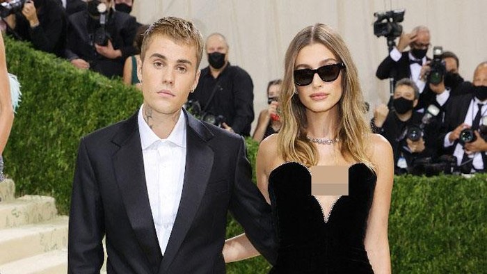 US model Hailey Rhode Baldwin Bieber arrives for the 2021 Met Gala at the Metropolitan Museum of Art on September 13, 2021 in New York. - This year's Met Gala has a distinctively youthful imprint, hosted by singer Billie Eilish, actor Timothee Chalamet, poet Amanda Gorman and tennis star Naomi Osaka, none of them older than 25. The 2021 theme is 
