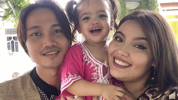 Kisah viral pasangan Tri Nugroho dan Manal Assebbane.