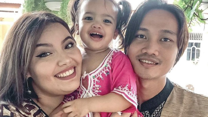 Kisah viral pasangan Tri Nugroho dan Manal Assebbane.