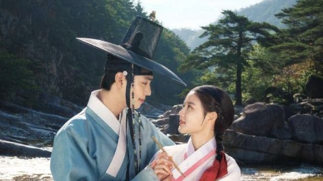 Adegan ciuman antara dua pemeran utama Lovers of The Red Sky sempat memicu reaksi dari kru dan sutradara drama tersebut.