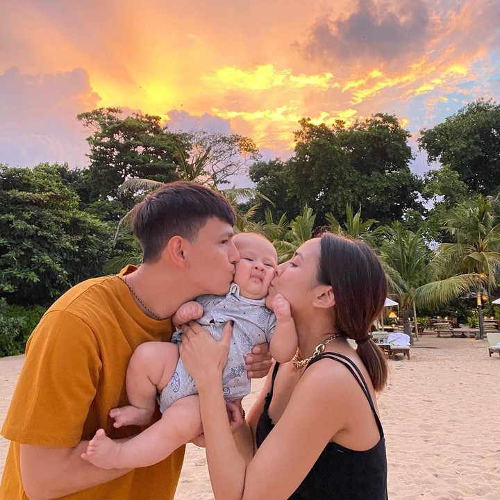 <p>Pasangan yang belum lama menikah ini selalu terlihat bahagia di media sosial, Bunda. Kebahagiaan mereka semakin bertambah dengan kehadiran buah hati pertama yang kini semakin menggemaskan. (Foto: Instagram @marcelldarwin)</p>