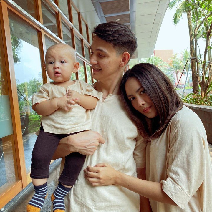 <p>Potret ini diambil ketika Marcell Darwin merayakan lebaran pertama bersama sang putra. Ia tidak lupa mengajak istri tercinta untuk foto di Hari Raya Idul Fitri. (Foto: Instagram @marcelldarwin)</p>