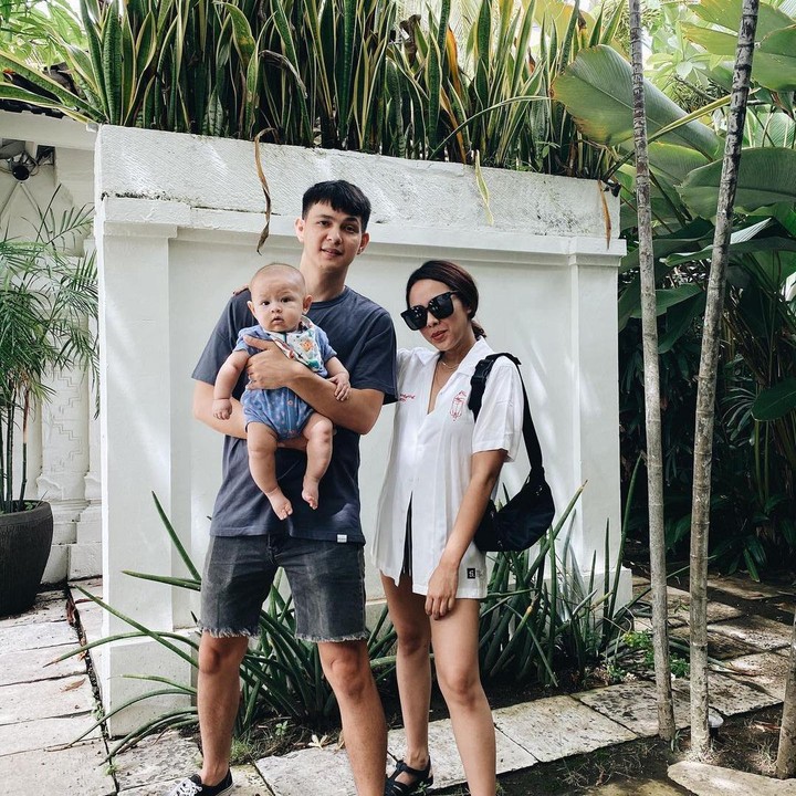 <p>Marcell Darwin terlebih dahulu mengucap dua kalimat syahadat pada akhir 2019 sebelum menikahi sang istri. Meski begitu, Marcell mengaku tidak masuk Islam hanya demi menikah. Sejak hidup bersama, Nabila juga sering mendampingi Marcell ketika belajar salat. (Foto: Instagram @marcelldarwin)</p>