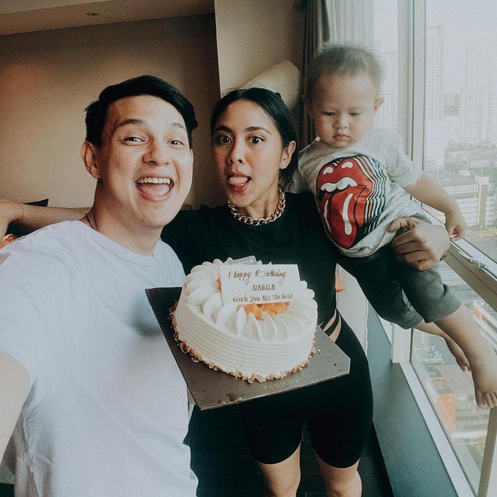 <p>Belum lama ini, Marcell Darwin membuat kejutan untuk sang istri yang tengah berulang tahun. Kebahagiaan Nabila di hari ulang tahun terasa semakin lengkap dengan kehadiran si buah hati. (Foto: Instagram @marcelldarwin)</p>