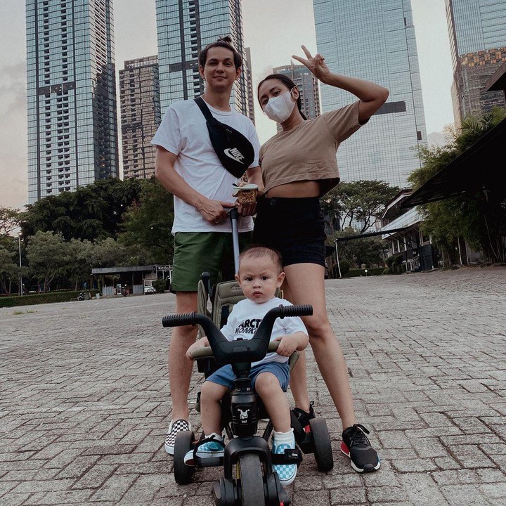 <p>Marcell Darwin dan Nabila Faisal kerap mengajak putranya jalan-jalan. Mereka tak pernah absen mengabadikan potret kebersamaan di media sosial, Bunda. (Foto: Instagram @marcelldarwin)</p>