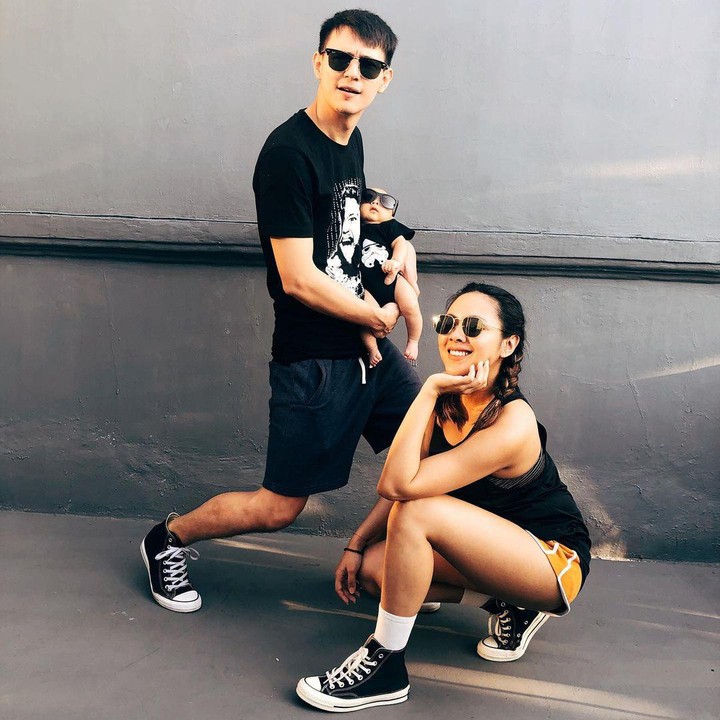 <p>Jadi pasangan suami istri muda, gaya Marcell Darwin dan Nabila memang masih terlihat bak ABG kekinian nih. Mereka bahkan mengajak putranya untuk berpose. Bikin gemas, saja! (Foto: Instagram @marcelldarwin)</p>