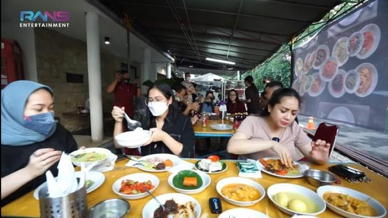 Momen Nagita Slavina Ngidam, Bawa Resto Padang ke Rumah Nagita Slavina jadi sorotan karena ngidam masakan Padang dengan membawa resto Padang ke rumahnya. Yuk intip!