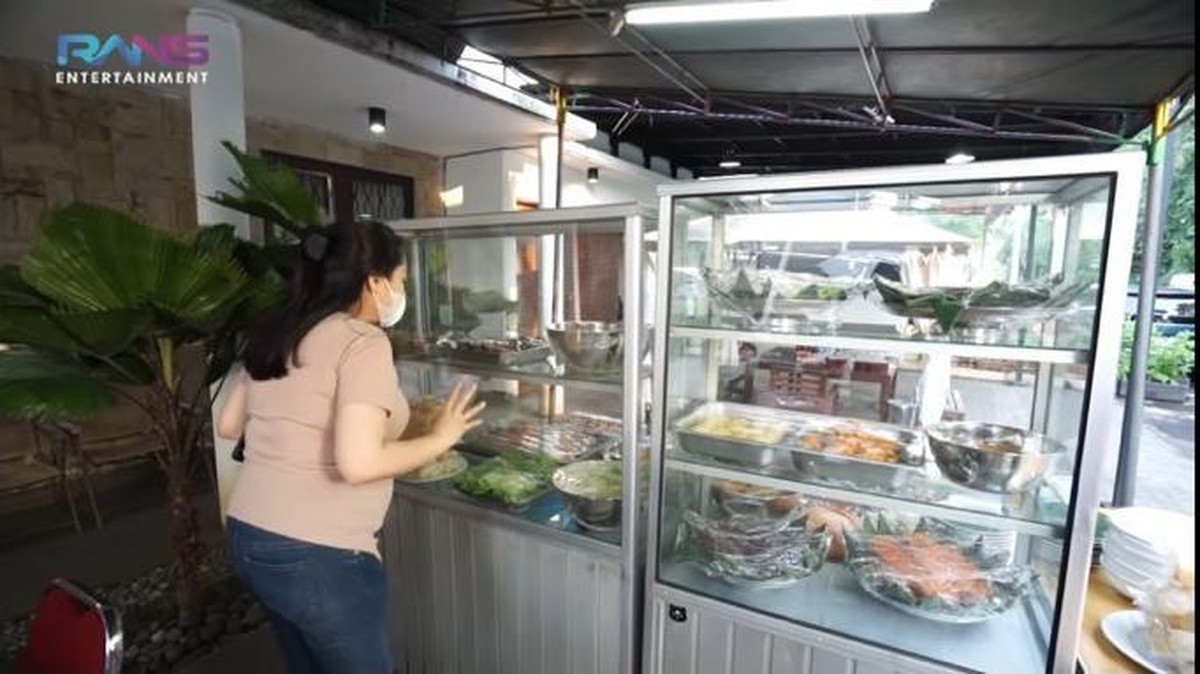 Nagita Slavina jadi sorotan karena ngidam masakan Padang dengan membawa resto Padang ke rumahnya&period; Yuk intip&excl;