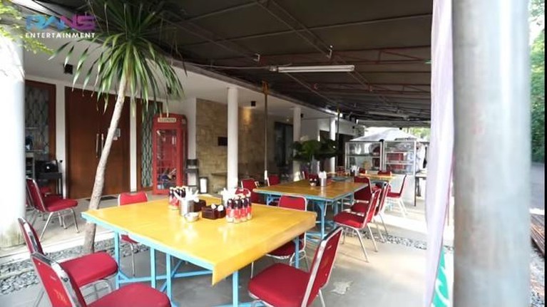 Nagita Slavina jadi sorotan karena ngidam masakan Padang dengan membawa resto Padang ke rumahnya. Yuk intip!