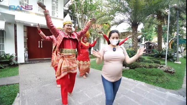 Momen Nagita Slavina Ngidam, Bawa Resto Padang ke Rumah Nagita Slavina jadi sorotan karena ngidam masakan Padang dengan membawa resto Padang ke rumahnya. Yuk intip!