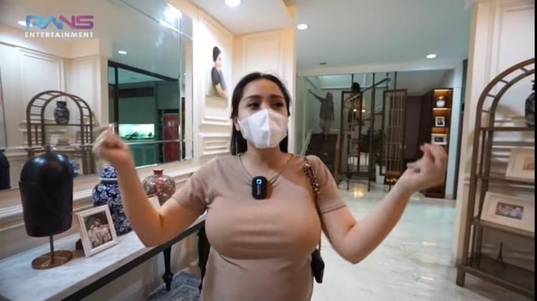 Nagita Slavina jadi sorotan karena ngidam masakan Padang dengan membawa resto Padang ke rumahnya. Yuk intip!