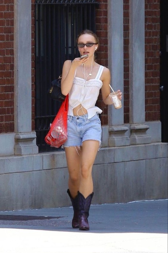 Nggak hanya dikenal sebagai anak dari Johnny Depp dan Vanessa Paradis aja lho. Lily Rose Depp juga populer sebagai aktris dan model yang memiliki gaya santai dengan pakaian modisnya. Ia selalu berhasil mencuri perhatian netizen/foto: id.pinterest/mehr
