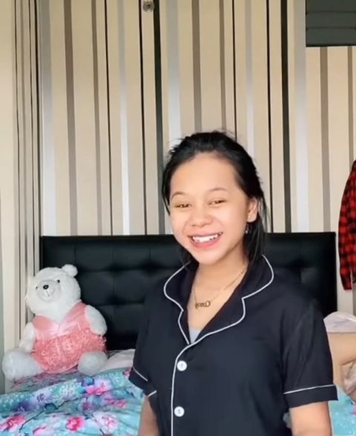 Beberapa bulan lalu Cimoy Montok tampil berhijab&comma; namun selang beberapa waktu ia melepas hijabnya&period; Yuk intip potret terbarunya&excl;