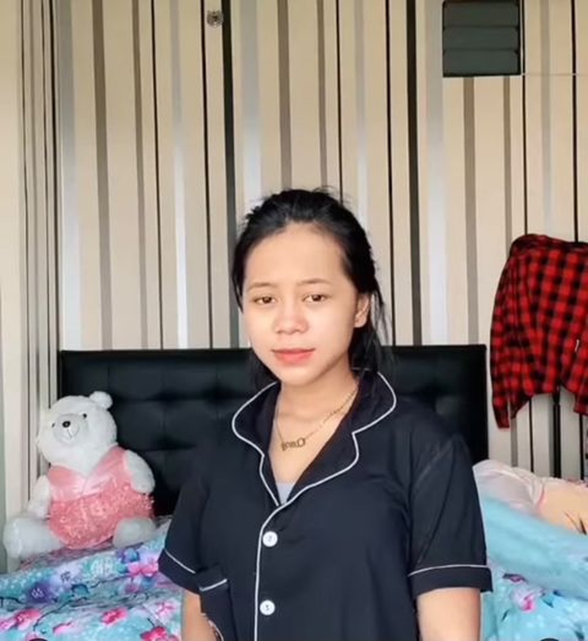 Beberapa bulan lalu Cimoy Montok tampil berhijab&comma; namun selang beberapa waktu ia melepas hijabnya&period; Yuk intip potret terbarunya&excl;