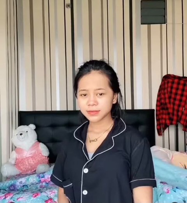 Penampilan Terbaru Cimoy Montok Usai Lepas Hijab Banjir Cibiran Beberapa bulan lalu Cimoy Montok tampil berhijab, namun selang beberapa waktu ia melepas hijabnya. Yuk intip potret terbarunya!