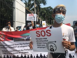 Pencari Suaka Asal Afghanistan Demo DPR, Langsung Dibubarkan Polisi