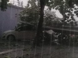 Pohon Tumbang di Jalan Margonda Depok Timpa Mobil hingga Ringsek