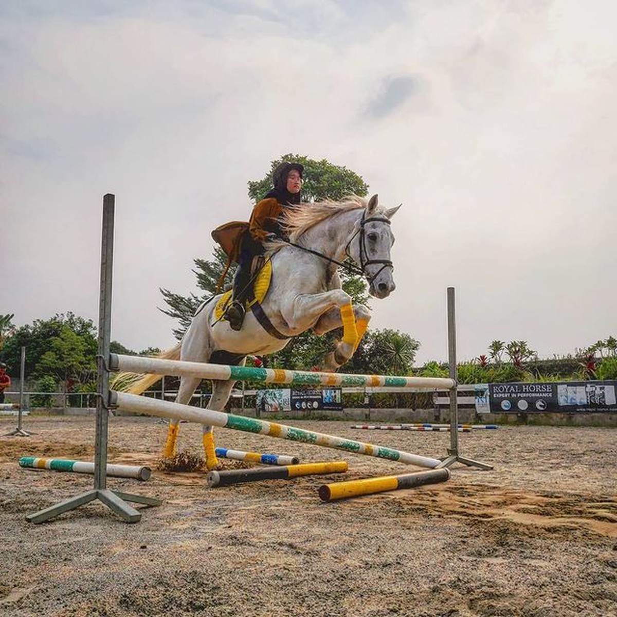 Putri sulung Irfan Hakim&comma; Aisha mempunyai hobi berkuda hingga ikut kompetisi berkuda&period; Yuk kita intip potretnya&excl;