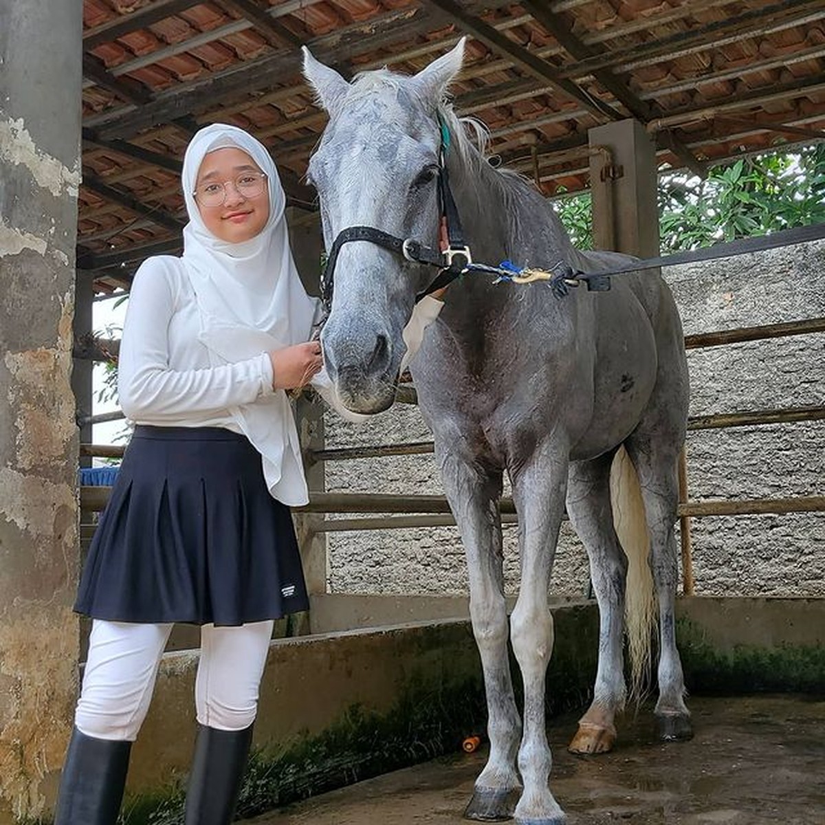 Putri sulung Irfan Hakim&comma; Aisha mempunyai hobi berkuda hingga ikut kompetisi berkuda&period; Yuk kita intip potretnya&excl;