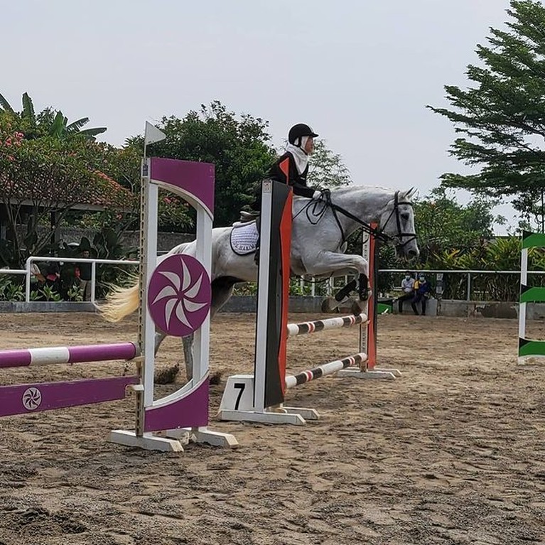 Potret Aisha Putri Irfan Hakim yang Hobi Berkuda hingga Ikut Kompetisi Berkuda Putri sulung Irfan Hakim, Aisha mempunyai hobi berkuda hingga ikut kompetisi berkuda. Yuk kita intip potretnya!