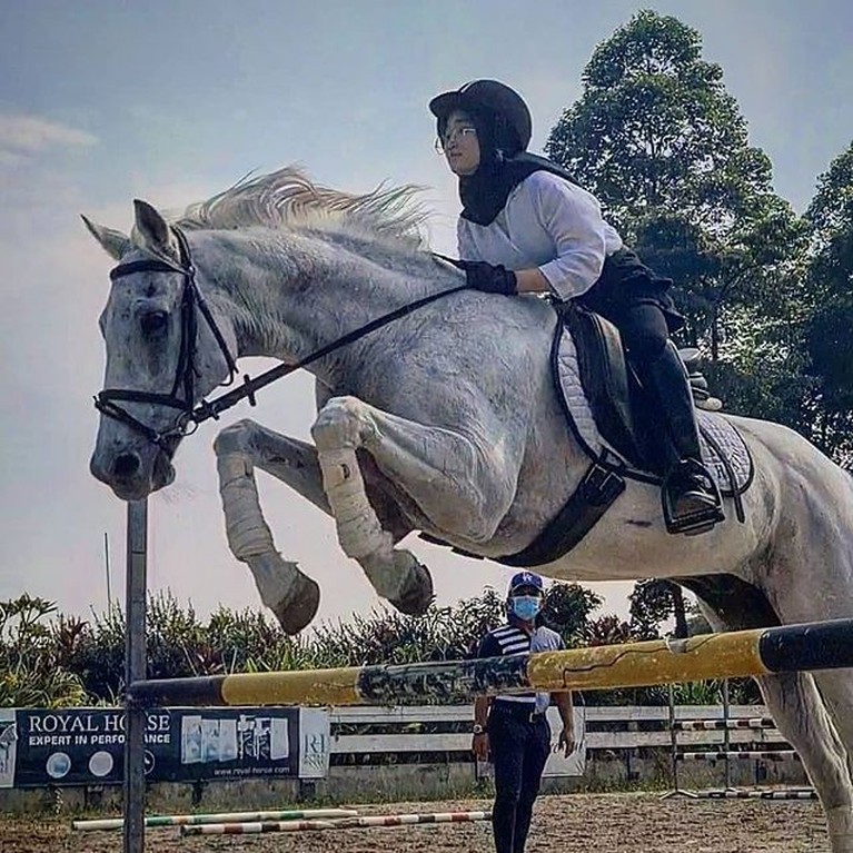Potret Aisha Putri Irfan Hakim yang Hobi Berkuda hingga Ikut Kompetisi Berkuda Putri sulung Irfan Hakim, Aisha mempunyai hobi berkuda hingga ikut kompetisi berkuda. Yuk kita intip potretnya!